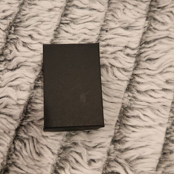 Stunning rose gold and cubic zirconia ring size 8, new without tags! Comes w/box - Picture 4 of 9